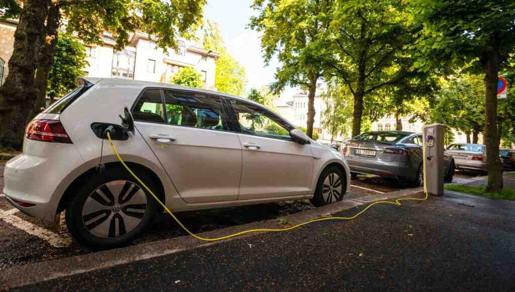 Almanya’da elektrikli otomobillere 900 euro evde şarj istasyonu desteği