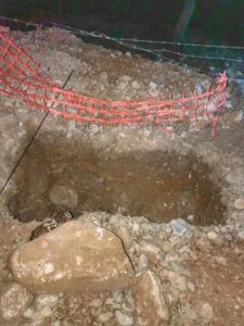 Menteş’te elektrik direği çukurları tehlike yaratıyor