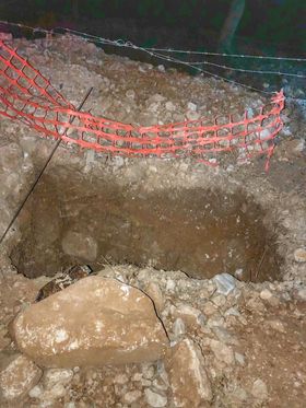 Menteş’te elektrik direği çukurları tehlike yaratıyor